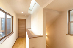 コの字型の3階建ては、日中はどこにいても明るい光が差し込む、絶妙な間取りを持つ