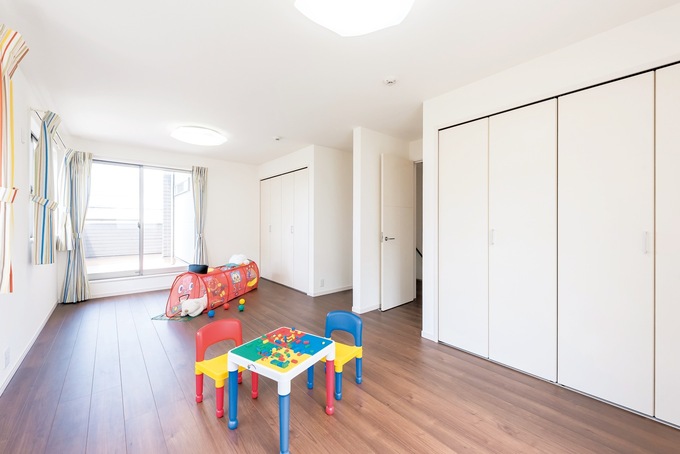 「可変式の子ども室」12畳の子ども室には 2つのドア、2つのクローゼットがあり、将来的に仕切ることができる