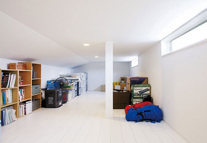 小屋裏は8坪のゆとりあるスペース。スリット窓から高台からの眺望も楽しめる