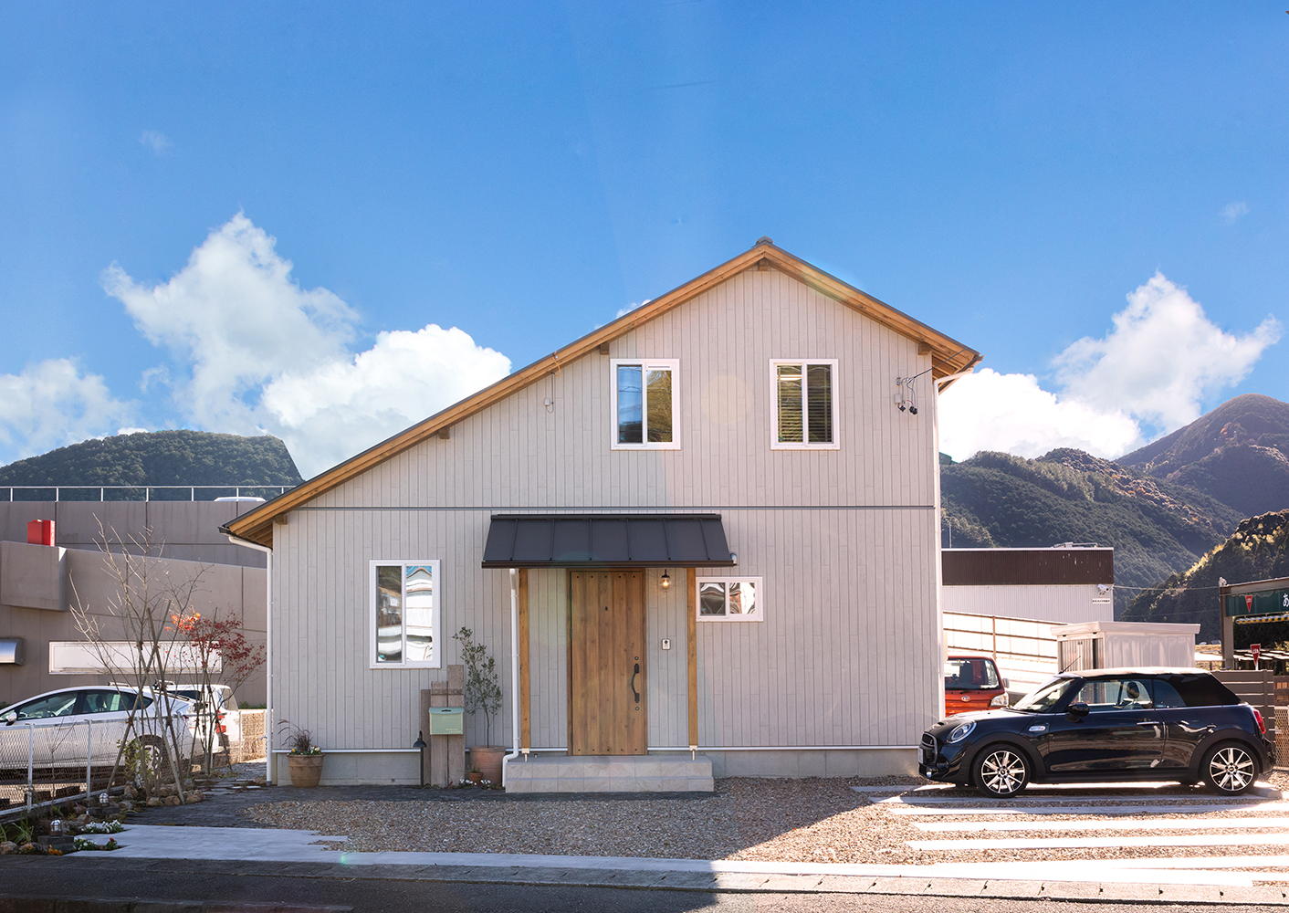 サイエンスホーム【静岡市葵区羽鳥本町4-32・モデルハウス】平屋と二階建てが融合した、スタイリッシュな外観。アースカラーの外壁とウッディな玄関ドアが目を引く