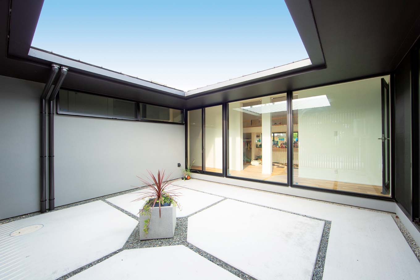 TENアーキテクツ 一級建築士事務所【デザイン住宅、高級住宅、建築家】15畳の中庭。各部屋に光と風を届けるのはもちろん、外からの目線を遮りながらBBQやプールを楽しめるプライベートガーデンにもなる