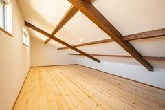 大容量の小屋裏は季節家電やレジャー用品の収納にぴったり。天井高140cm以下＆床面積が階下の1/2なら容積率や税金の計算に含まずに収納スペースを確保できる