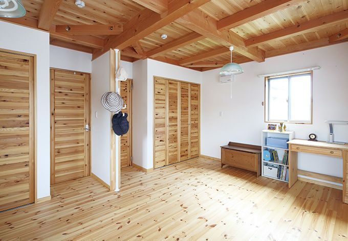 将来は間仕切りをして2部屋にする予定の子ども部屋。クローゼットの扉も床材と調和している