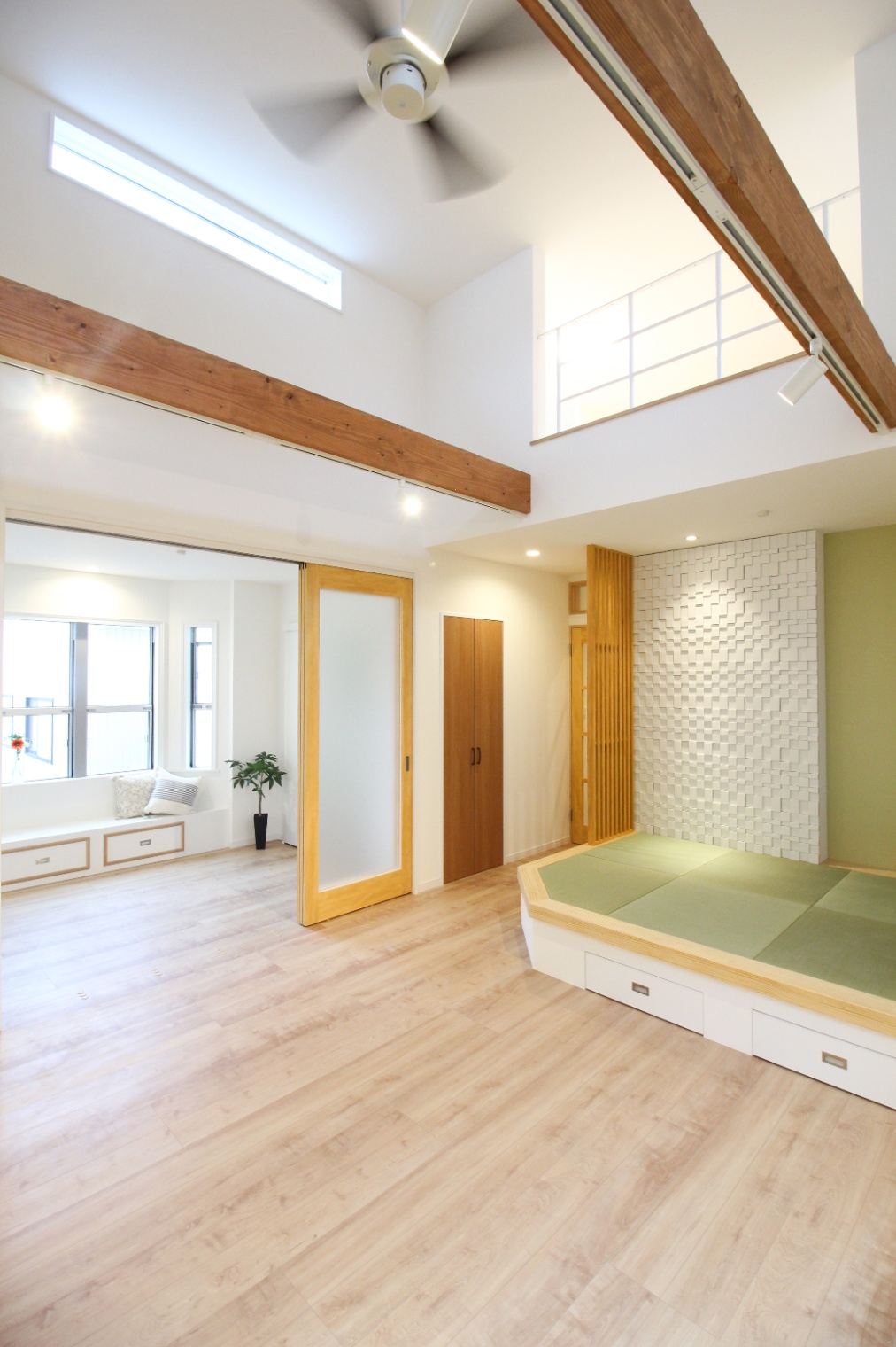 小野田産業～designers house project～｜リビングの一角に設けられた畳スペース。モダンなデザインと木の温もりが調和し、リラックスできる落ち着いた空間になっている。