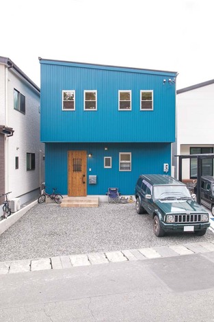 ターコイズブルーで個性的な外観に