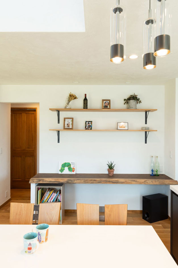 アイジースタイルハウス【デザイン住宅、自然素材、間取り】LDKのどこからも目に届く一枚板カウンターは、将来、子どもの勉強スペースに。シンプルな飾り棚がアクセント