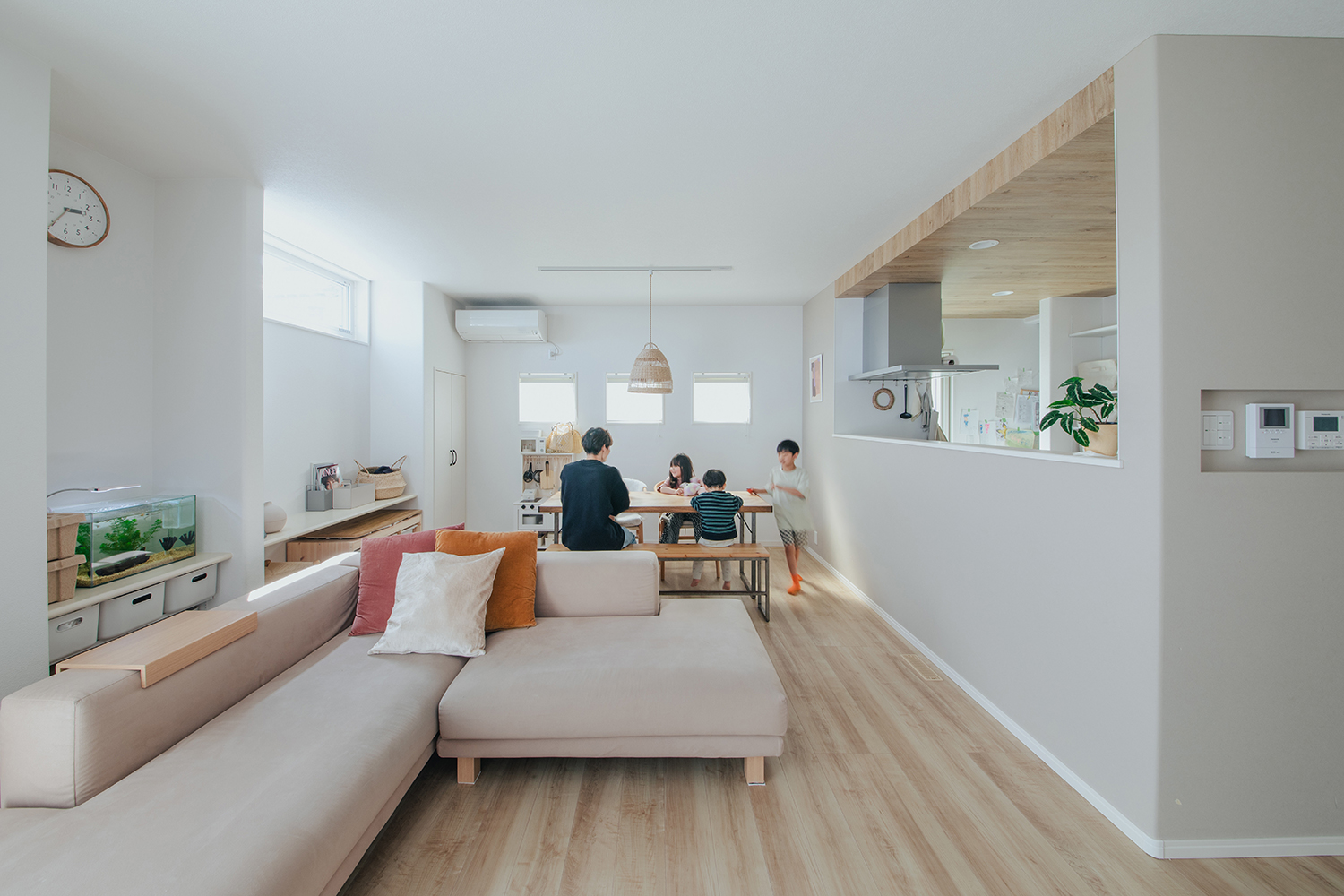 子育て安心住宅 Design Craft Office【デザイン住宅、子育て、間取り】ダイニングに家族が集まる休日の朝食時間。明るく開放的なナチュラルモダン空間が、居心地の良さを感じさせる。リビングの壁面には収納カウンターを設けてあり、ちょっとものを置いたり、飾ったりするのにも重宝している