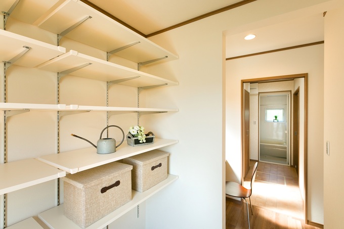 可動棚を設置した、キッチン背後の大容量パントリー。洗面脱衣場まで一直線につながる。主婦目線の家事動線が嬉しい