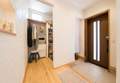 シューズインクローゼットをそなえた玄関スペース。コート類をかけられる便利な大容量収納も