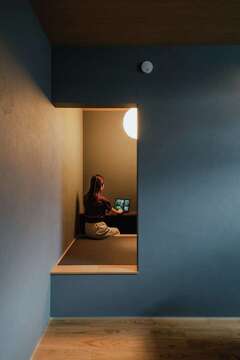 主寝室の一角に設けた小上がりの書斎。L字のカウンターと掘りごたつの畳スタイルで、おこもり感を味わいながらゲームを楽しむ