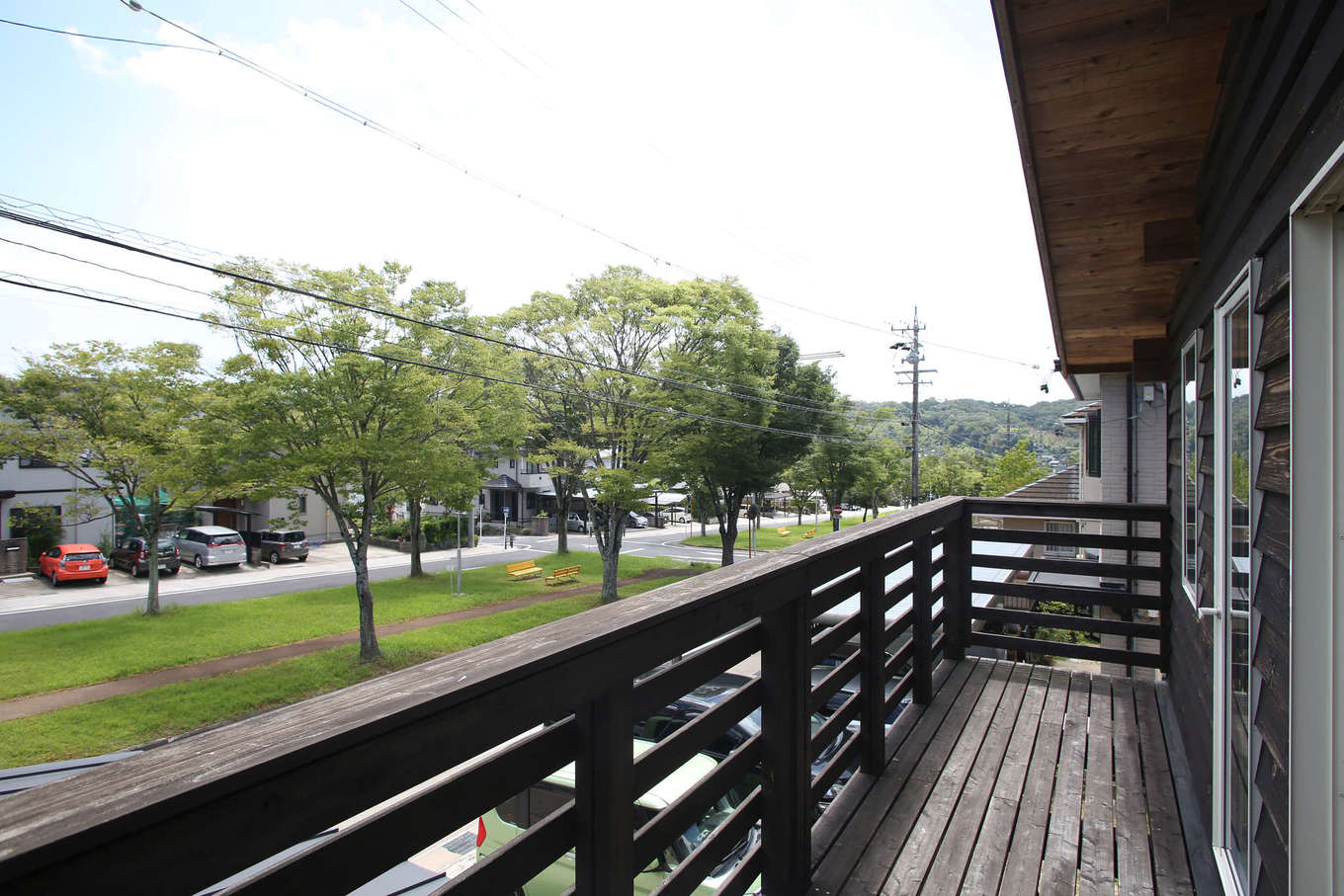 有吉住宅【子育て、趣味、自然素材】子ども部屋からつながる広いバルコニー。ここから眺める雄大な景色は、3兄弟の記憶にしっかりと刻まれ、やがて故郷の原風景となるだろう