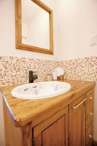 奥さま自慢の洗面台。女の子らしいタイルのほか、ミラーやボウルなども自らセレクトした。こんな空間なら、毎日の歯磨きやうがいも楽しくなる！