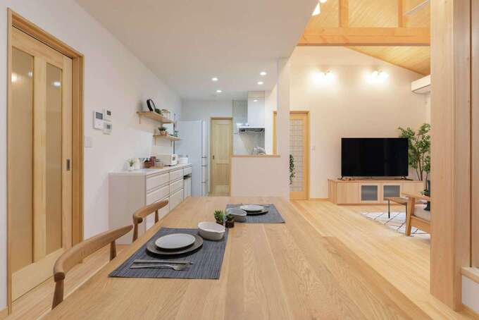 短い動線で食事の支度や後片付けができるよう、ダイニングとキッチンを横並びに配置。シンクを隠す壁を組み合わせて、スッキリとした印象に