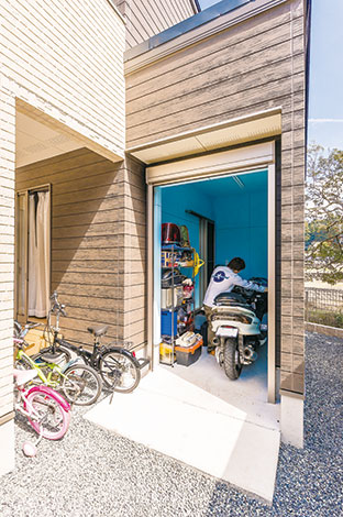 アフターホーム【1000万円台、子育て、間取り】休日に心おきなく愛車の手入れができる、ご主人念願のバイク専用ビルトインガレージ