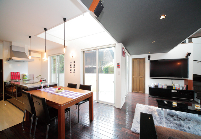 内部はテラスを囲むように開かれ、広さと明るさを招くよう計画された