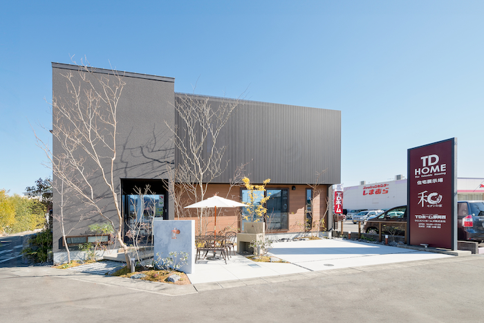 TDホーム静岡西 ウエストンホームズ【静岡市駿河区下川原南5-26・モデルハウス】シンプルなフォルムのファサードはモダンな雰囲気を印象付ける。格子から漏れる灯りは、帰るのが愉しみになる我が家の象徴