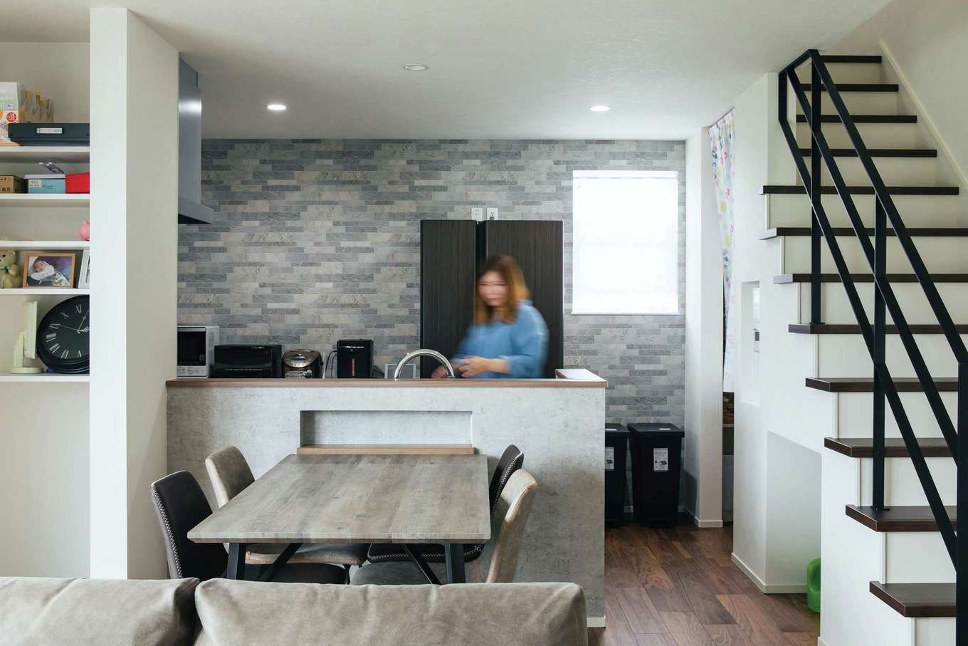子育て安心住宅 Design Craft Office【デザイン住宅、省エネ、間取り】キッチン横に配したパントリーから玄関ホールまで通り抜けられるので、買い物した荷物の運び込みも楽々