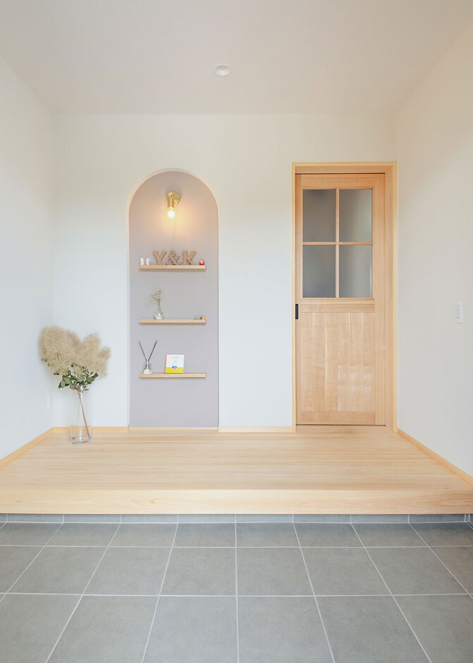 玄関はRのニッチと飾り棚で北欧感をプラス【くふうイエタテ】