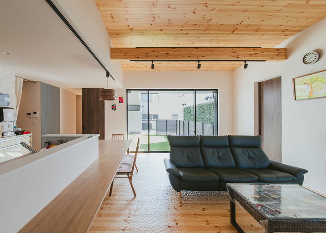 「梁のある空間で暮らしたかった」と語るのはご主人。室内の壁には作家が描いた絵画などを飾り、庭の景色とアートのコラボレートを楽しんでいる