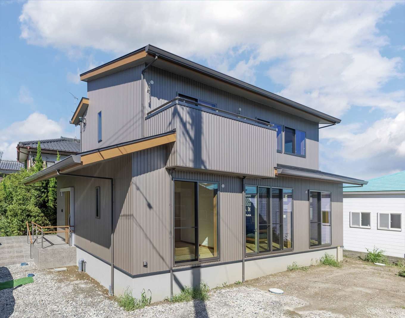 住まいるコーポレーション【自然素材、省エネ、間取り】グレーの外壁がオリジナリティを表現するH邸。太陽光発電＋蓄電池を搭載したことで、電力の“自給自足”が可能に。同社独自のネットワークにより、これらのECOデバイスもリーズナブルに導入することができた