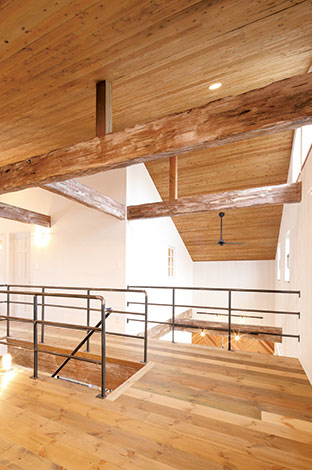 富士ホームズデザイン【デザイン住宅、趣味、自然素材】床と天井板はご主人が塗装。手すりはアイアンで
