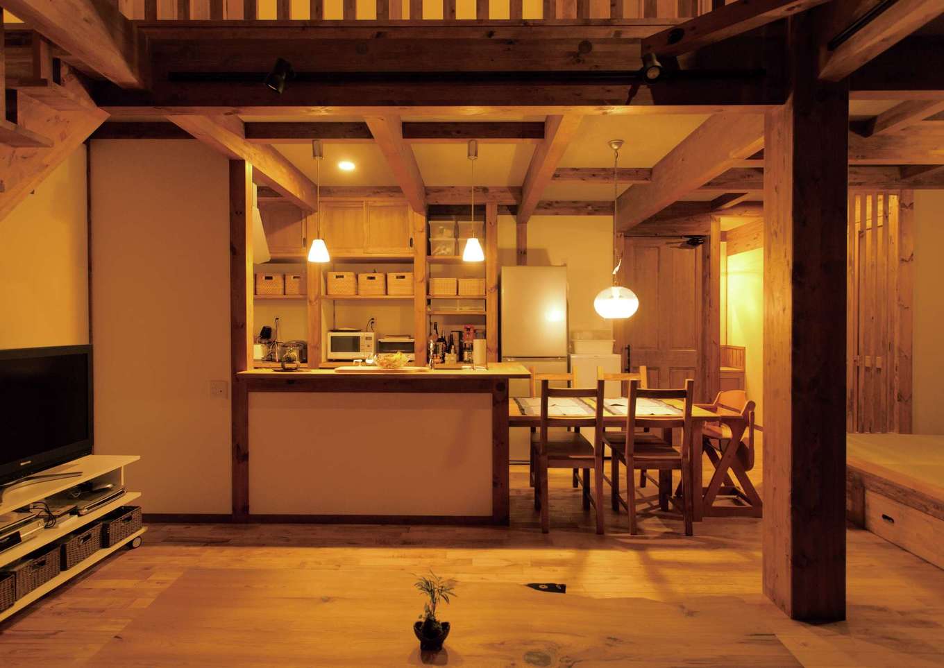 サイエンスホーム【デザイン住宅、自然素材、省エネ】共働き夫婦の時短を考慮した家事効率の良いキッチン。隣接する小上がりの和室で、夫婦で晩酌を楽しむことも