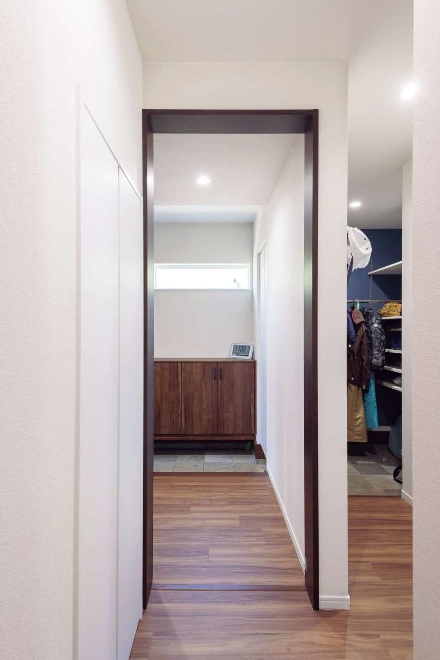 Nhouse【1000万円台、省エネ、間取り】玄関～土間～洗面へと続く生活動線は奥さまの希望。家族の生活に合わせた動線は完全自由設計ならではのフィット感。最適を導き出す提案力も同社の魅力だ