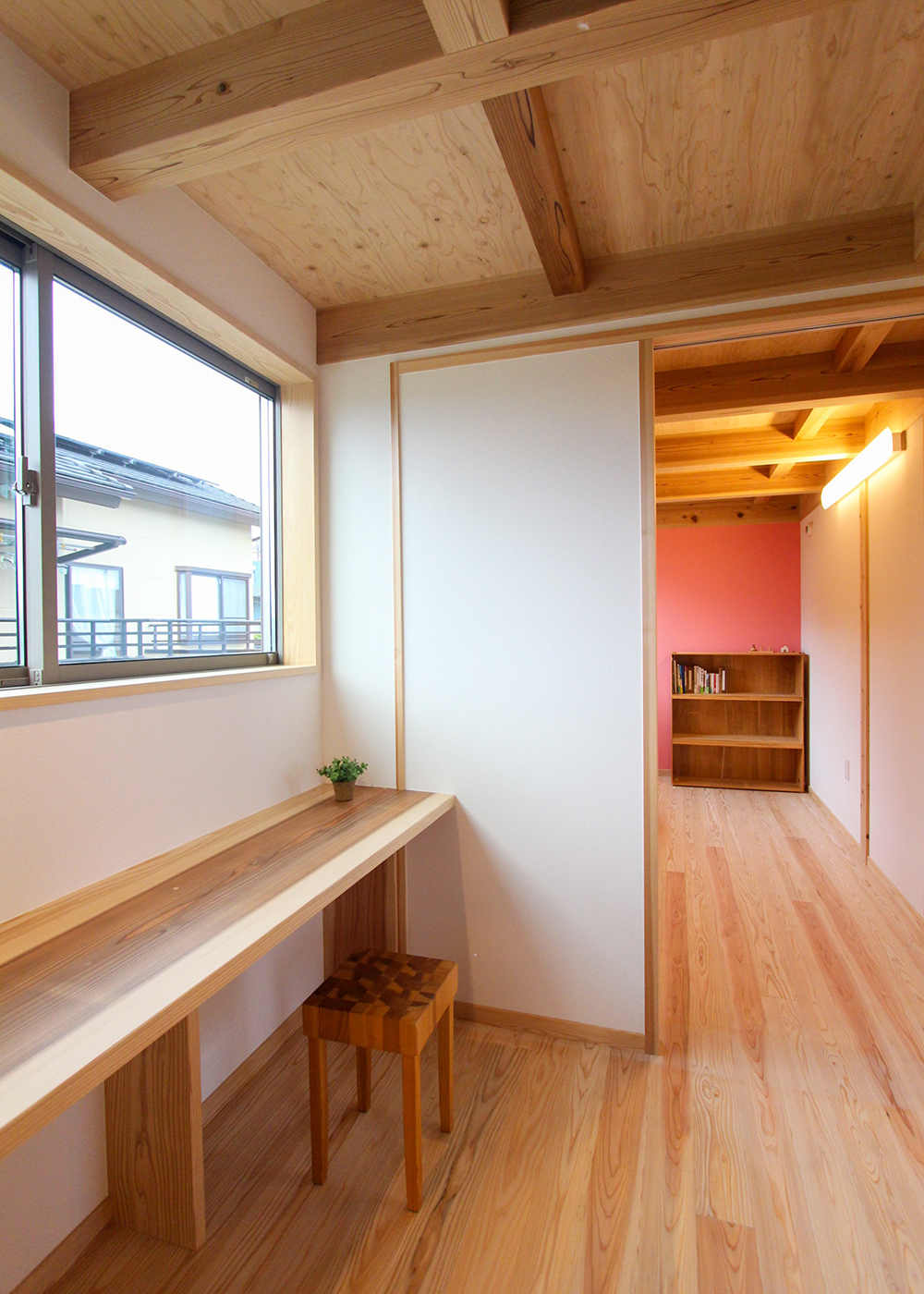 アクトホーム【子育て、自然素材、省エネ】2階の部屋は扉で仕切ることができる