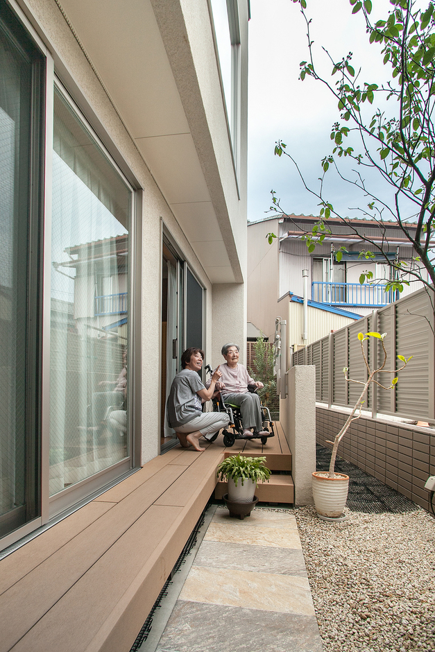 広縁に繋がるデッキに物干し兼目隠しの腰壁を付けた。1階はバリアフリー仕様で、広縁は車いすも楽々通れる広さ
