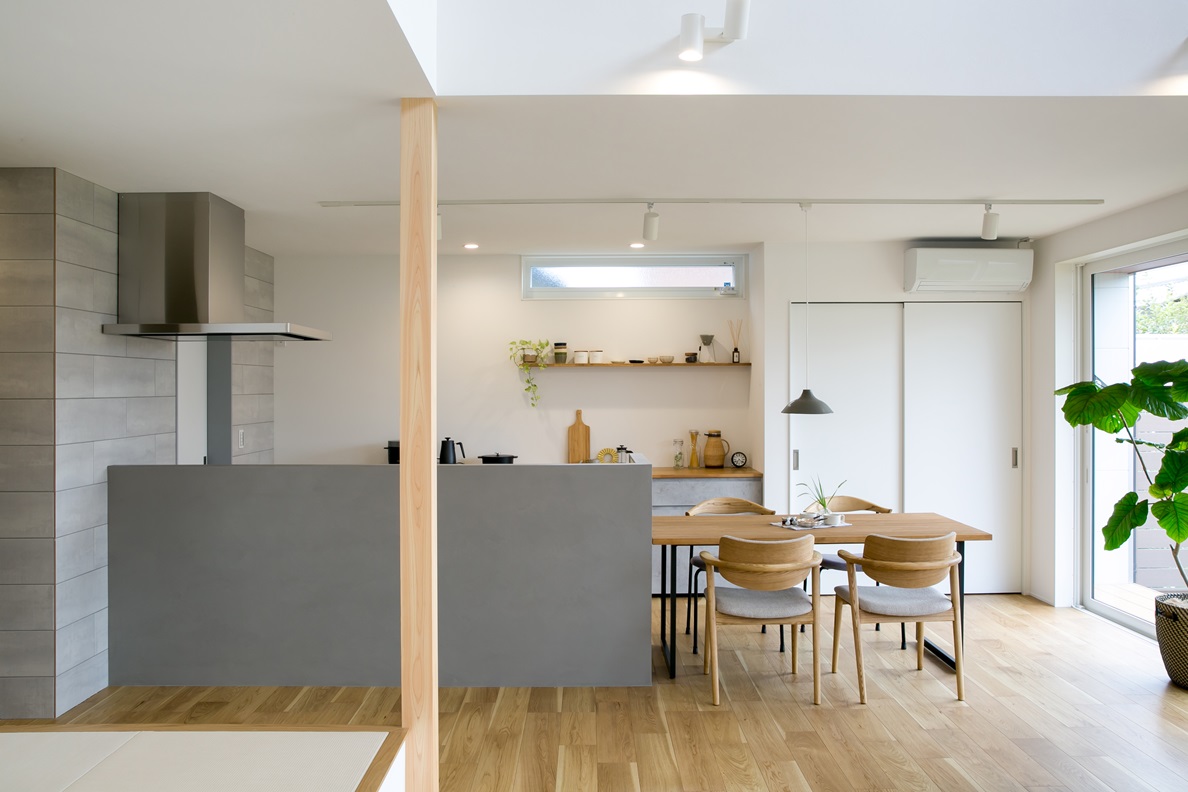 シンプル｜キッチンの腰壁にダイヤモンドシステムの塗壁を採用。
レンジフード側に施工したタイルが空間のアクセントに。