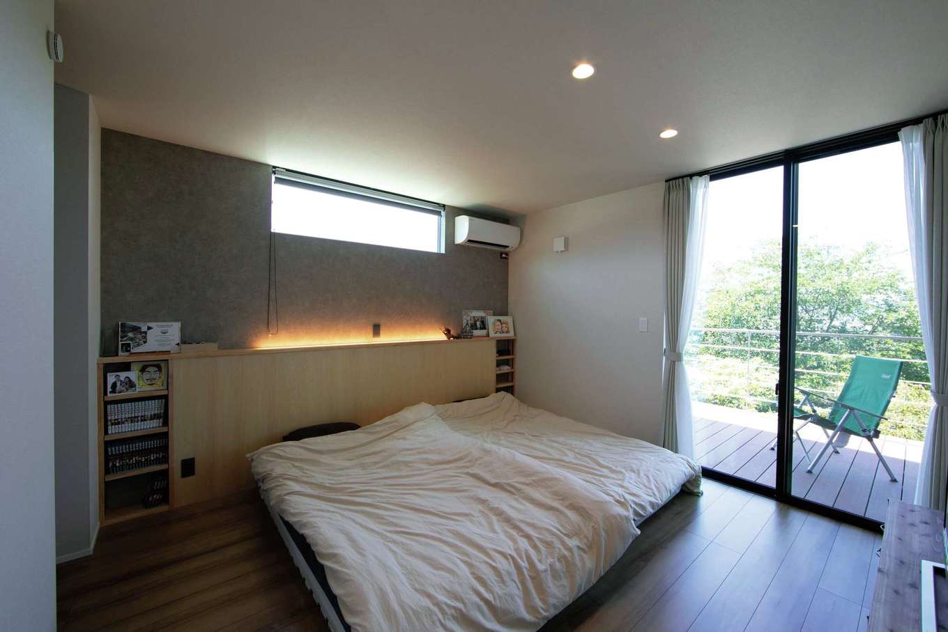 TENアーキテクツ 一級建築士事務所【デザイン住宅、間取り、建築家】デッキに直結する主寝室は、リゾートホテルの一室のよう。間接照明の光量もおしゃれ。LDKだけでなく、全室に天井まで届くハイサッシを採用し、より広く見せる工夫も