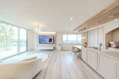 広々としたリビングダイニングキッチンは、シンプルで洗練されたデザイン。大きな窓から自然光が差し込み、明るく開放的な空間を演出している。