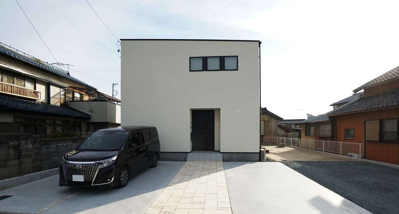 RIKYU 一級建築士事務所【子育て、建築家、インテリア】ほとんど窓を作らず、プライバシーを重視した西側の外観。ゆるやかな片流れの屋根、窓のラインなど、シンプルな中にもこだわりが感じられる