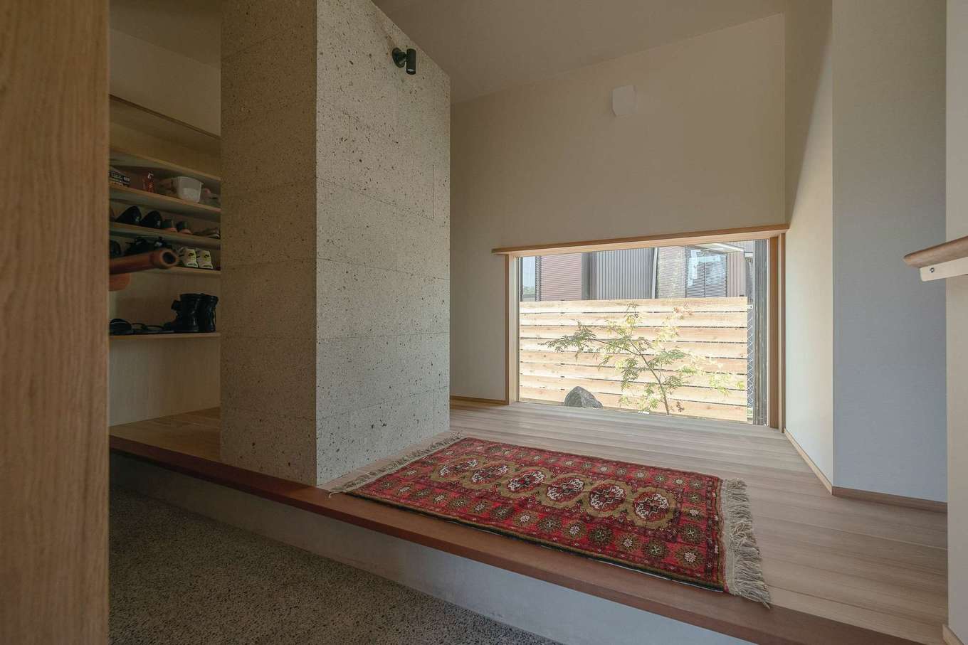 石牧建築【自然素材、間取り、平屋】玄関を入ってすぐ目に入る坪庭