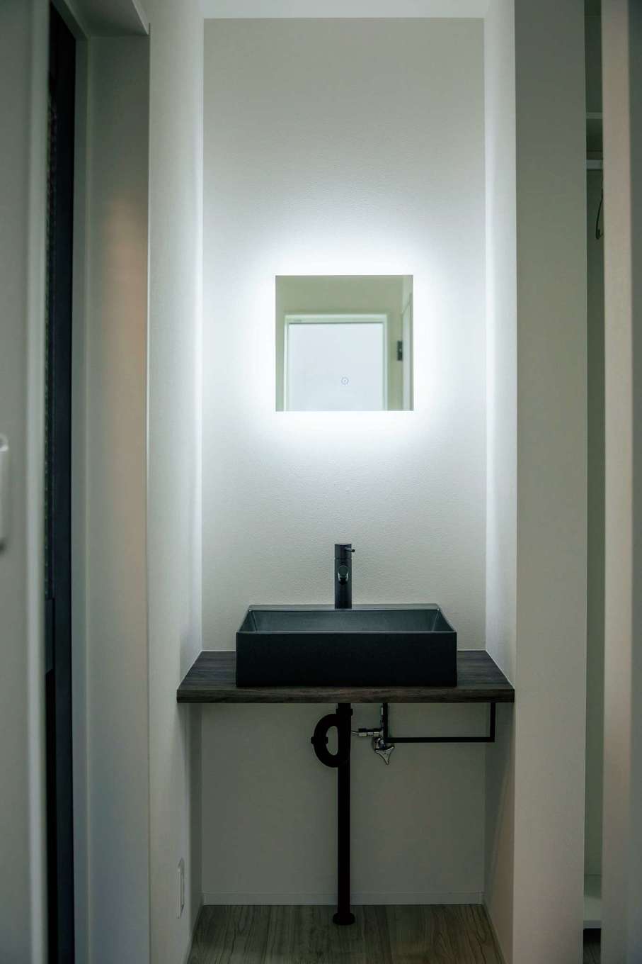 桜建築デザイン【デザイン住宅、子育て、間取り】トイレの脇の手洗いコーナーは帰宅時にすぐ手を洗えて便利