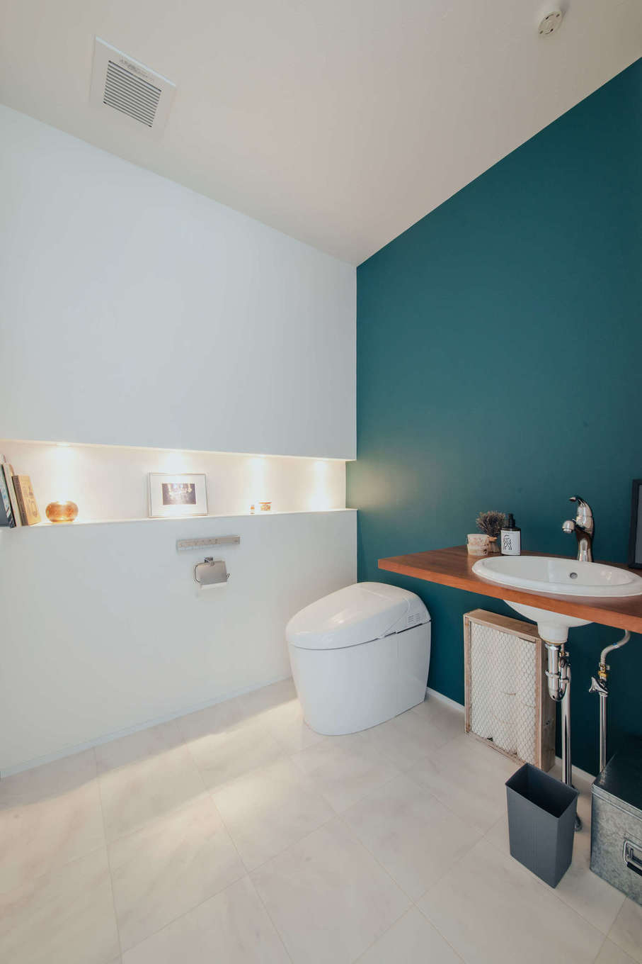 ハウスコネクト【デザイン住宅、ペット、平屋】老後を考慮して、車椅子に乗ったままでも利用できるようにと、トイレを広く確保。家のそこかしこに飾られた絵画や写真をはじめ、ニッチに置かれた本や雑貨にも、暮らしを上手に楽しむ施主さんのセンスがあふれている