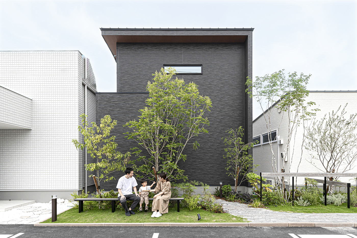 PG HOUSE（ピージーハウス）【浜松市中央区曳馬6-19-5・モデルハウス】建物の前面にある庭には造作のベンチを設置。家族の憩いの場として活躍する。『PG HOUSE』では建物と庭をトータルで提案してくれるため、統一感のある外観デザインを実現できる