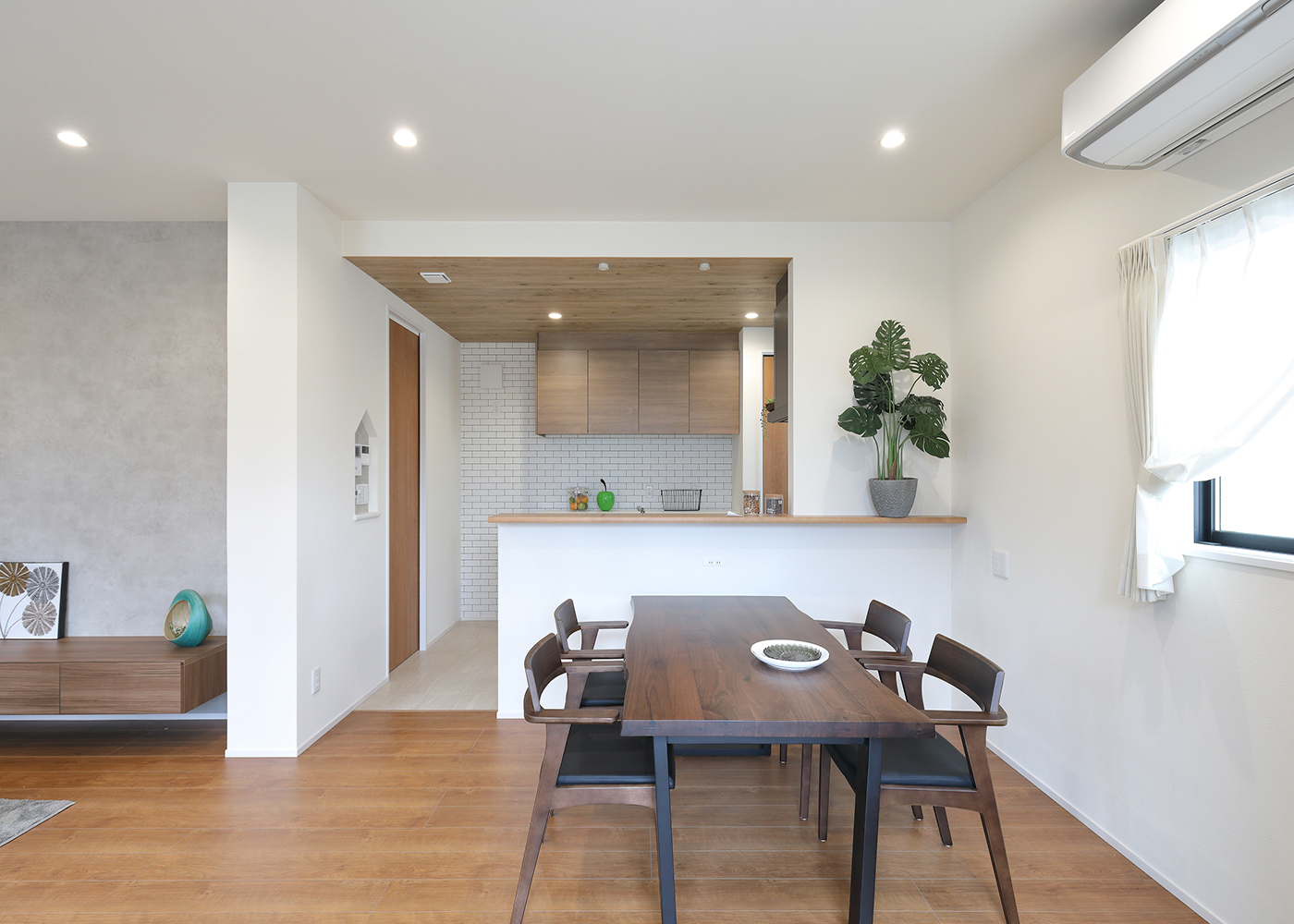 丸昇彦坂建設【子育て、収納力、間取り】対面キッチンの正面にダイニングテーブルを配置。調理や片付けをしながら、自然と家族との会話も弾む