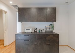 オブジェのような独特の存在感があるkitchen houseのカップボード