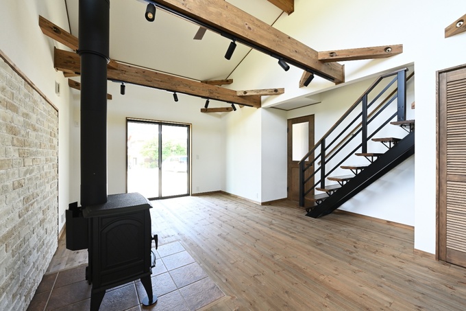 温かみのあるウッド調のリビングは、大きな窓から自然光が差し込み、広々とした空間を演出している。