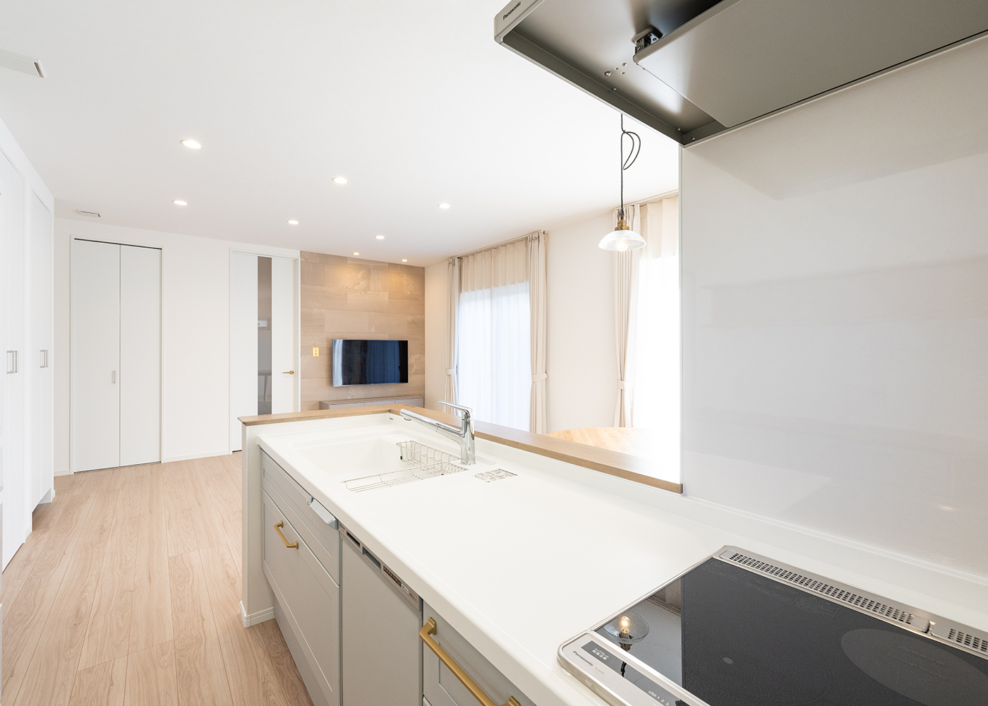丸宗建設【デザイン住宅、収納力、省エネ】テレビを見ながら料理もできる