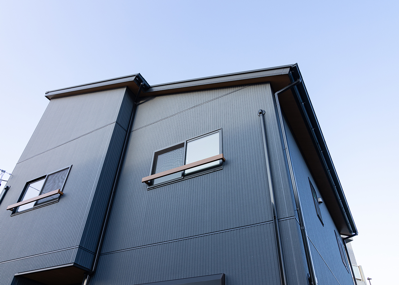 丸宗建設【デザイン住宅、収納力、間取り】エッジの効いた片流れの外観デザイン。当初は塗り壁も検討したが、予算とメンテナンス性を考えてサイディングを採用した