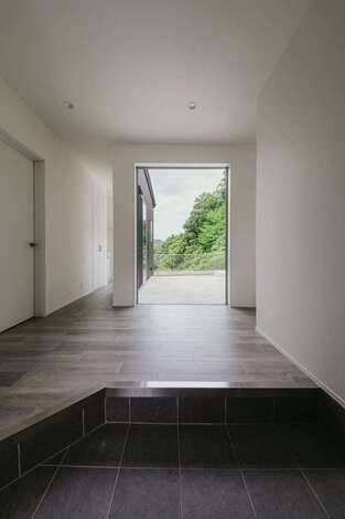 玄関ホールの大きなピクチャーウインドウは、この立地条件だからこそ実現した家族の宝物だ