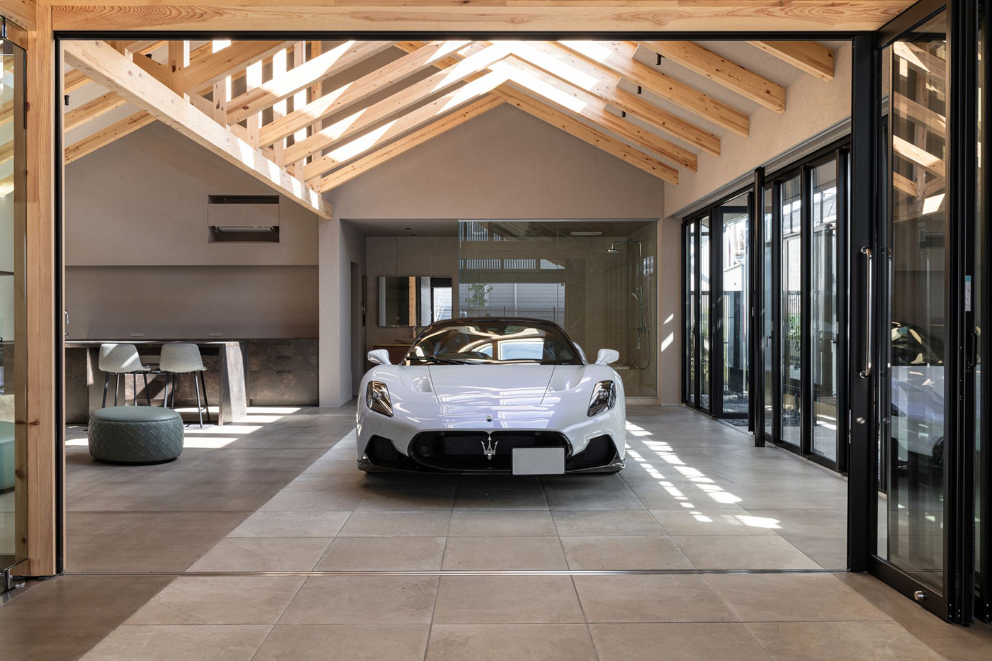 la CASA（ラ・カーサ）【デザイン住宅、平屋、ガレージ】クルマ好きの設計士とOさんのこだわりで、車の塗装の美しさを引き出す位置に天窓を設置。木、タイル、コンクリートといった異素材MIXと白い輝きを放つ愛車マセラティのコントラストはため息が漏れるほど美しい