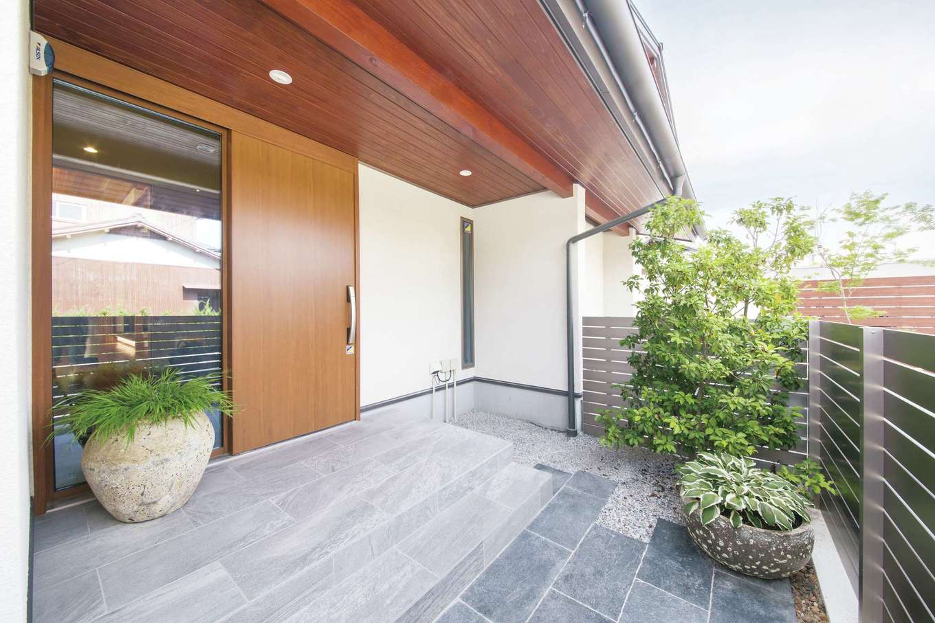 神谷綜合建設 カミヤの家【デザイン住宅、子育て、和風】お二人が大好きな和の趣を大切にしたエントランス　