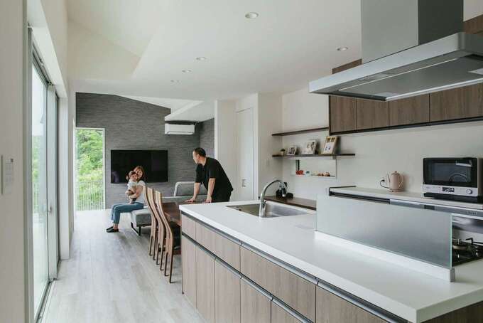 テラスに面したLDK。大きな窓に広がる景色を眺めながらゆったりと過ごせる