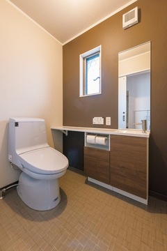 1階のトイレは、エステに訪れるお客さまも使用するため、広めに設えた