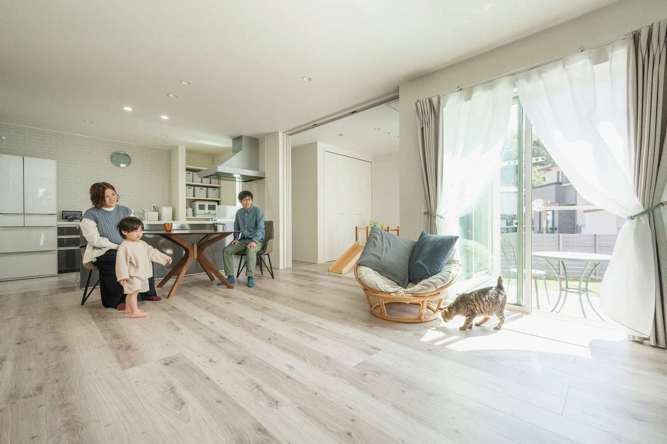 HAPPY HOUSE（山田工務店）【デザイン住宅、間取り、平屋】タイルデッキから光と広さが運ばれ、実際の面積以上の開放感