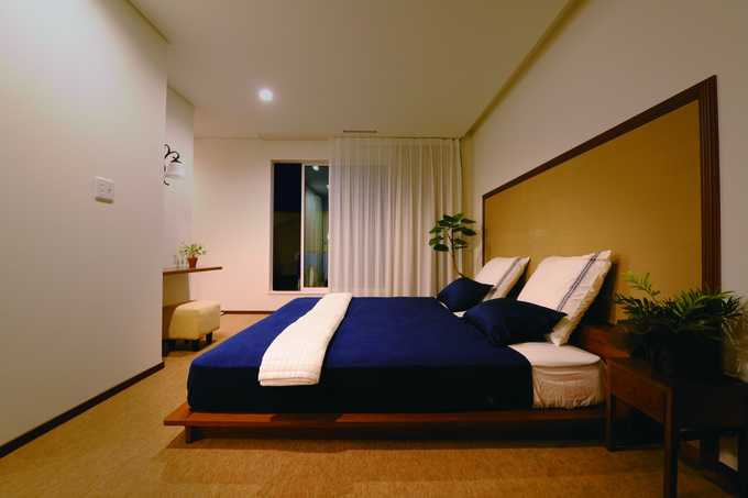 住宅工房 アリアンス｜奥さまのパウダーコーナー、ご主人の書斎を備えた主寝室