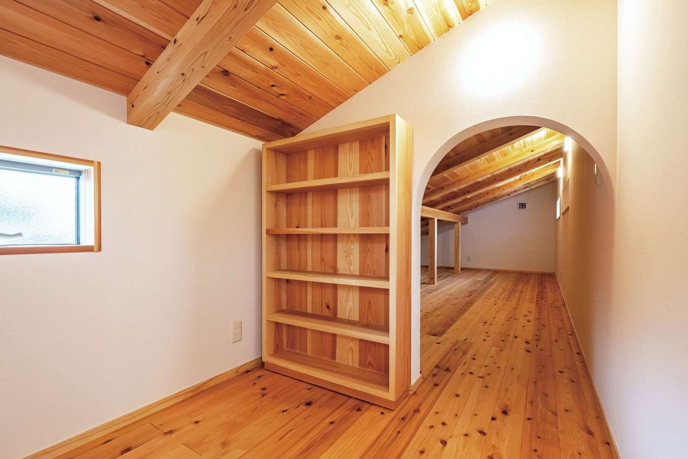 富創 -ふそう-【デザイン住宅、自然素材、間取り】大容量の小屋裏空間。本棚をスライドさせるとアーチの入口が現れる